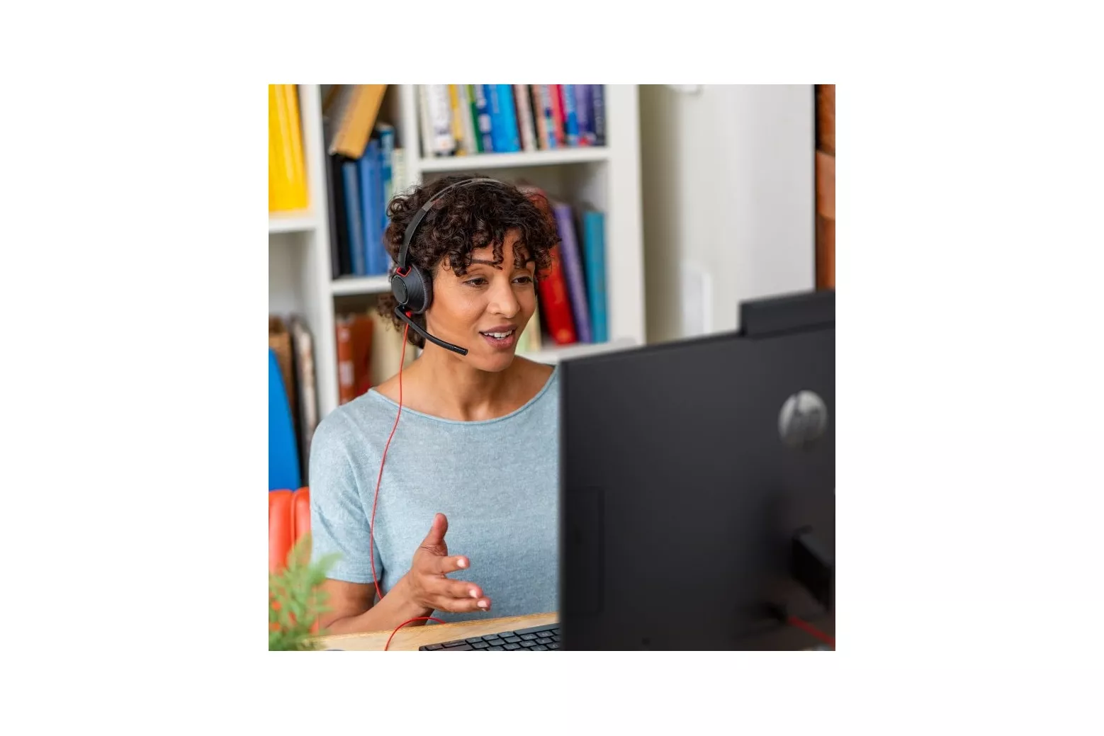 Auriculares Poly con cable USB-C y 3.5mm, Cancelación de Ruido y Micrófono Boom