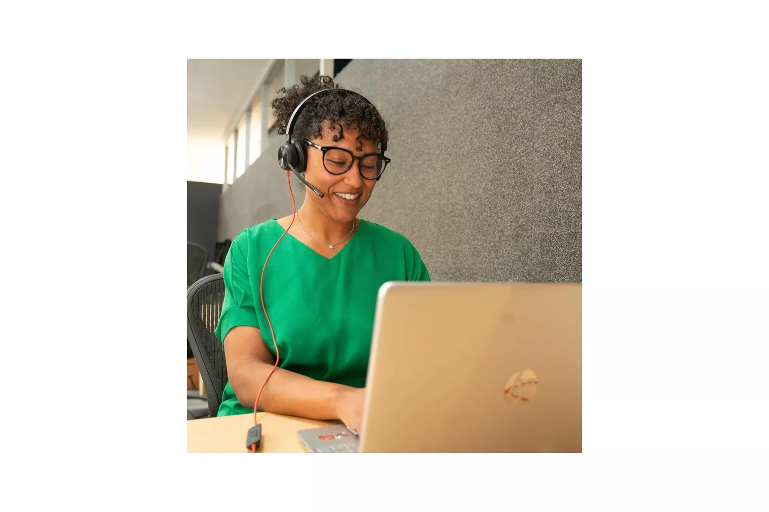 Auriculares Poly con cable USB-C y USB-A con Cancelación de Ruido y Micrófono Acoustic Fence