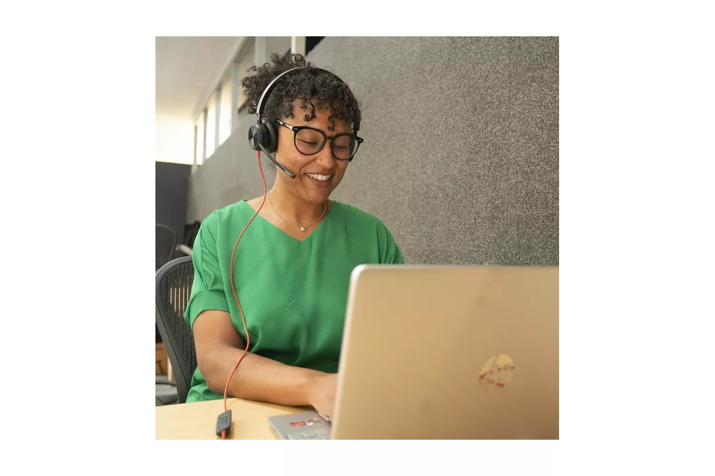 Auriculares Poly Blackwire 8225 con cable USB-C Cancelación de Ruido para oficina negro