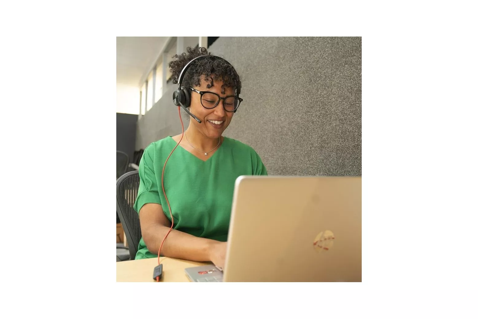 Auriculares Poly Blackwire 8225 con cable USB-C para oficina con Cancelaci&oacute;n de Ruido, micr&oacute;fono y control de volumen, negros