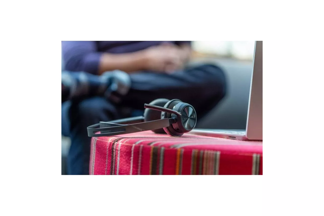 Auriculares HP Poly Voyager Focus 2 inal&aacute;mbricos Bluetooth con Cancelaci&oacute;n Activa de Ruido, Micr&oacute;fono y USB-A, negros