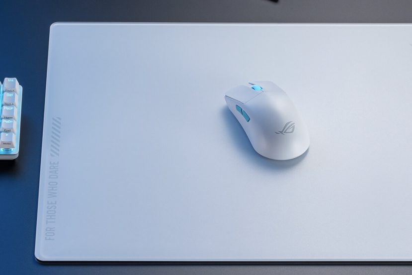 La alfombrilla ASUS ROG Moonstone ACE L está fabricada con cristal templado