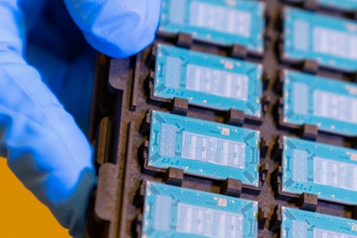 Intel Pivota Estratégicamente: Abandona Fabricación de Sustratos de Vidrio y Revisa su Enfoque en Chips de Terceros