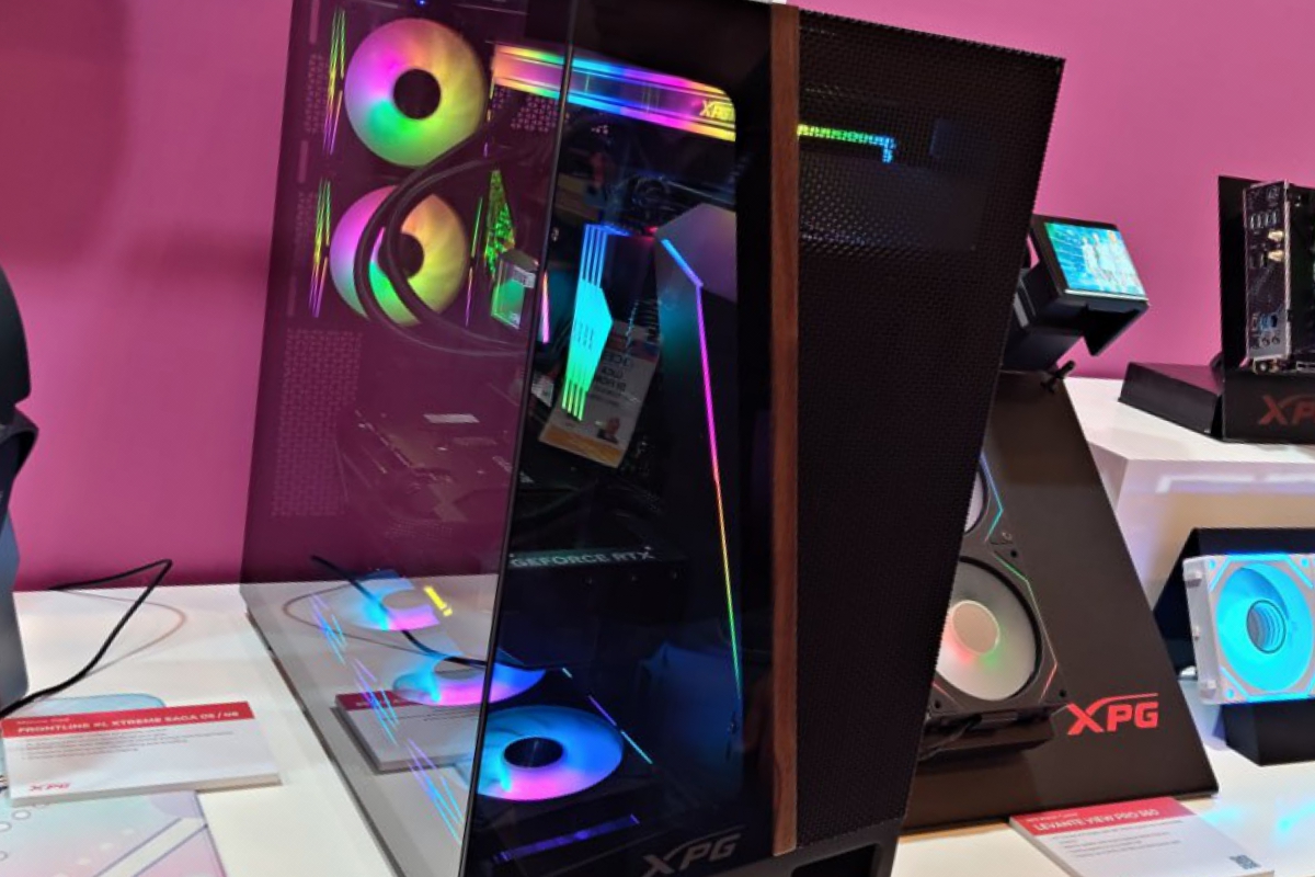 La XPG INVADER X ELITE llega al CES 2026 con diseño panorámico, soporte para GPUs de 410 mm y enfoque en placas back connect