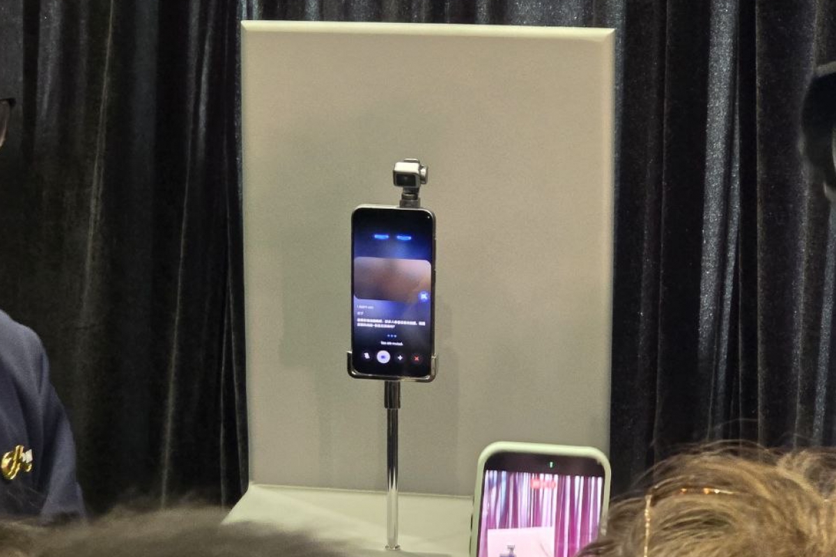 HONOR ha mostrado en este MWC su nuevo Robot Phone, un teléfono que da ojos a la IA integrada