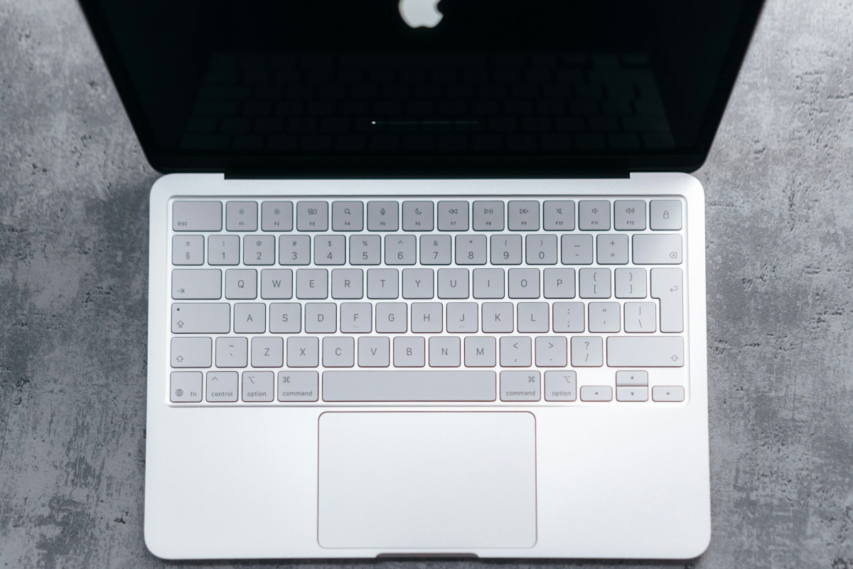 Un estudio encargado por Microsoft asegura que los portátiles Windows 11 superan al MacBook Neo en rendimiento, batería y valor