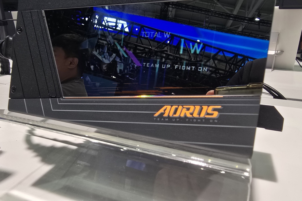 La nueva GIGABYTE AORUS P1600W AI TOP permite alimentar hasta cuatro tarjetas gráficas y cuenta con pantalla LCD integrada