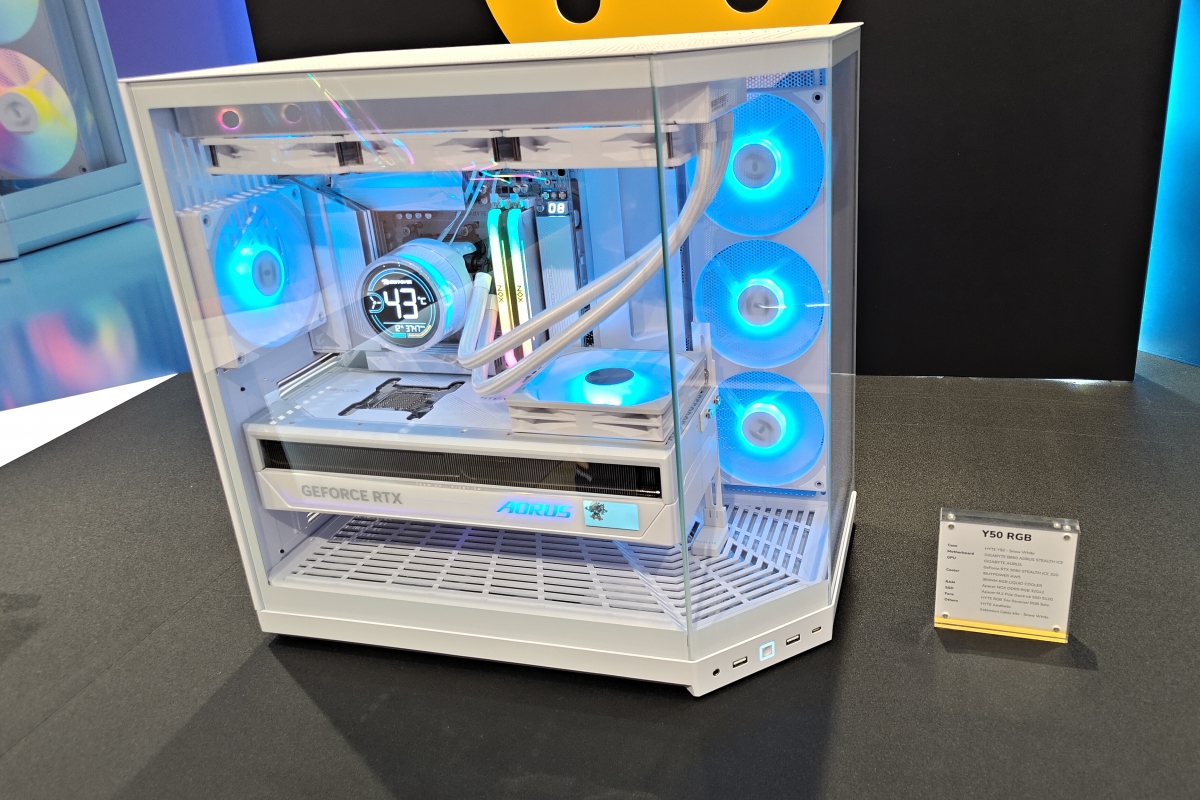 Así es la HYTE Y50 RGB montada con una RTX 5090 STEALTH ICE y de aspecto completamente blanco