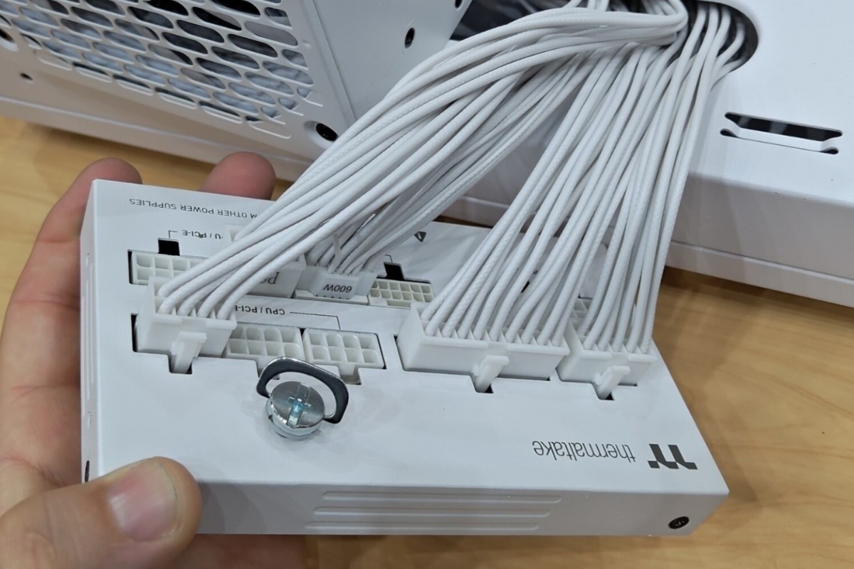 El módulo de conectores de las fuentes Thermaltake DockPower se pueden separar para facilitar el montaje del PC