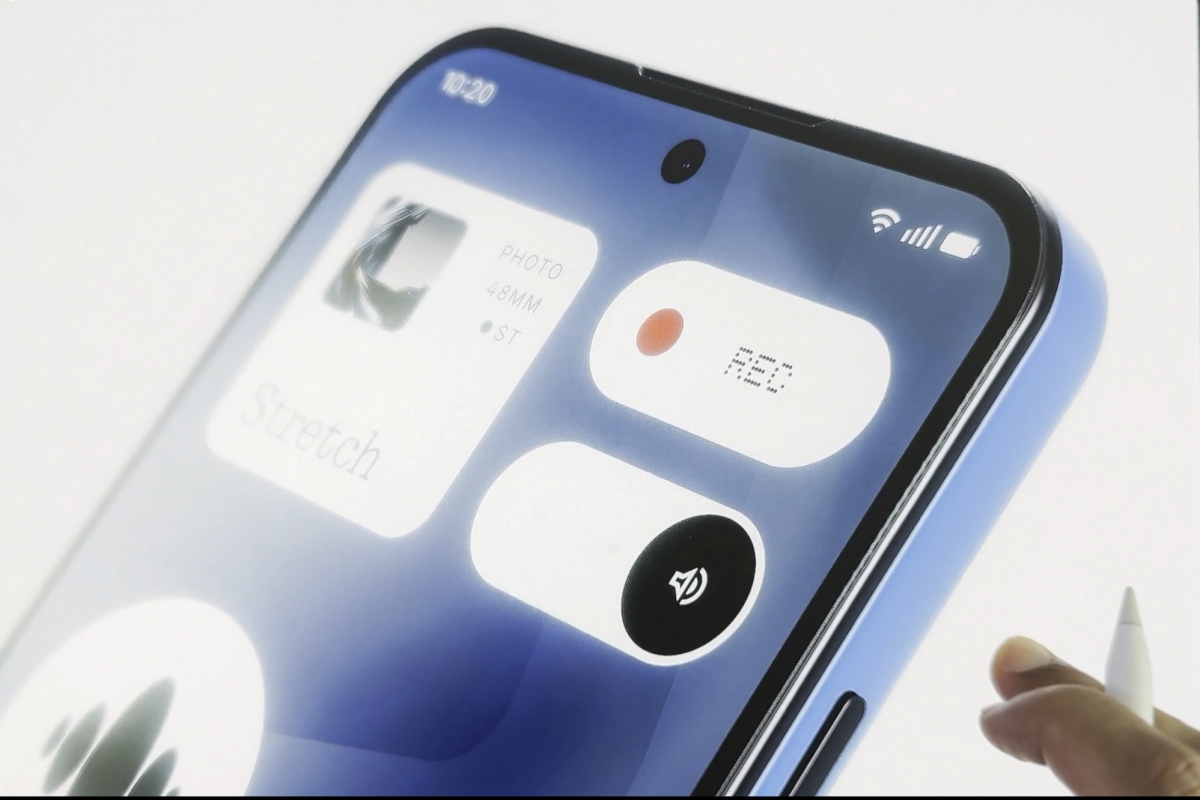 El Nothing Phone (4b) deja ver su diseño con los característicos LEDs y un acabado en azul claro con botones en negro