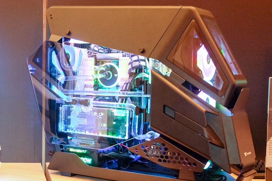 Thermaltake AH T600 TG, diseño futurista en esta torre con cinco