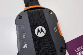 El Motorola Defy 2 cuenta con conexión satélite integrada y el Defy Satellite Link la añade a tu teléfono móvil