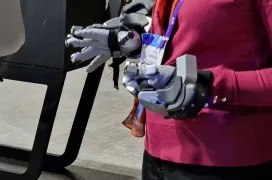 Los guantes de Senseglove añaden respuesta háptica a tus manos