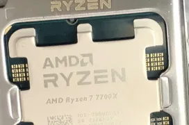 El AMD Ryzen 7 7700X posa para las cámaras con el nuevo socket AM5