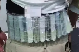 Una persona intenta pasar sin pagar por la aduana de China 420 discos SSD pegados a su cintura