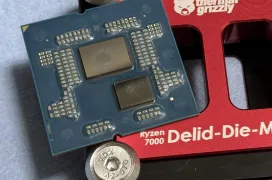 Vista una foto del AMD Ryzen 7 9800X3D sin el IHS donde no se aprecia el chip de caché encima del CCD