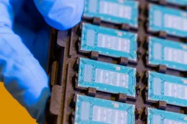 Intel abandona el desarrollo de sustratos de vidrio delegándolo a empresas externas y plantea dejar de fabricar chips de terceros con el proceso 18A