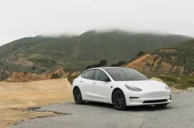 Grok aterriza como asistente de voz en los coches de Tesla, pero solo si tienen un AMD Ryzen