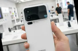 El Xiaomi 16 Pro Max puede recuperar la pantalla trasera junto al módulo de cámaras