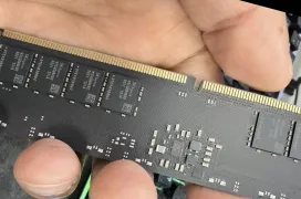 SK hynix da un salto en DDR5: el nuevo chip A-die AKBD de 3 GB apunta a 7200 MT/s y marca el relevo de los M-die