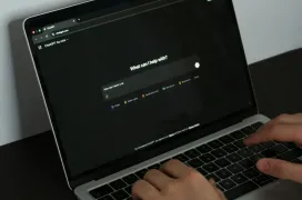 El último informe de OpenAI revela que los empleados ahorran hasta 60 minutos diarios y el uso de la IA se ha multiplicado por ocho