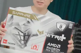 Un canal de vídeo inspecciona la Sapphire RX 9070 XT Nitro+ Aurora Edition y su adaptador Phantom Link antes del CES 2026