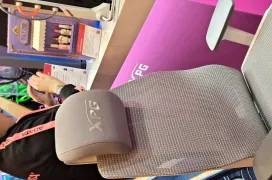 La silla XPG NIMBUS tiene tejido de malla transpirable, reposacabezas y soporte lumbar