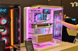 La caja Thermaltake Core PX Infinity WS ARGB añade detalles en madera para dar un toque elegante