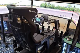 Thermaltake sube el listón del sim racing en el CES 2026 con el GR900 de 35+ Nm, volante ergonómico y los pedales XRP L1 de 200 kg