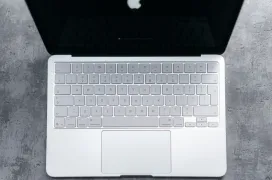 Un estudio encargado por Microsoft asegura que los portátiles Windows 11 superan al MacBook Neo en rendimiento, batería y valor