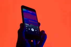 Spotify añade carpetas para playlists en móvil, mejora la cola y refuerza las descargas offline en iPhone