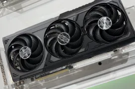 ASRock lanza la Radeon RX 9070 GRE Steel Legend Dark 12 GB OC con refrigeración triple y frecuencia boost de 2920 MHz