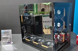 La Prisma S600 de Einarex lleva el panel en L al formato ATX con acentos dorados y cristal de suelo a techo