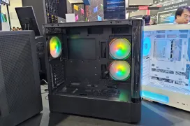 Las FSP M381 y M581 combinan cristal curvo, soporte para radiador de 360 mm y funciones extra como ventilador trasero con display