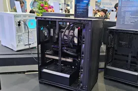 Las FSP U500 y U501 llegan como cajas E-ATX para workstation, una con radiador frontal de 480 mm y otra con paneles mesh y ventiladores de 16 cm