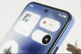 El Nothing Phone (4b) deja ver su diseño con los característicos LEDs y un acabado en azul claro con botones en negro