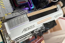 Gigabyte AORUS GeForce RTX 5080 INFINITY WOOD 16G Review: la RTX 5080 más elegante es, a la vez, la más potente de la marca