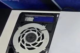 PNY lanza el nuevo SSD CS2341 de 1 TB con disipador en color azul para ampliar el almacenamiento de PS5