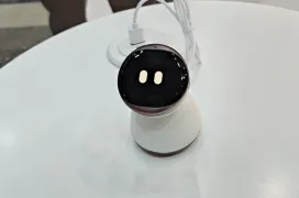 iKairos cambia de colgante a robot de sobremesa y conserva una memoria compartida