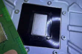 Destripada la nueva PS5 Slim: Sony rediseña la placa base con pila CR2032 y sella el metal líquido al estilo de PS5 Pro