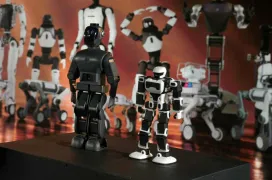 Faraday Future anuncia dos humanoides y limita a 100 unidades la primera fase del FF Nova