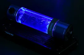 Alphacool añade iluminación UV en sus depósitos de RL Eisbecher Helix