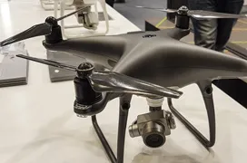 El drone DJI Phantom 4 Pro Obsidian se tiñe de negro y mejora su estabilizador