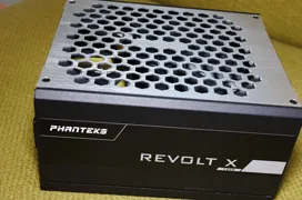 La fuente Revolt X 1200W de Phanteks puede alimentar dos PCs de manera independiente