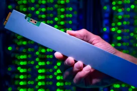Intel deja ver un SSD M.2 de 32 TB y 30 cm, el más denso del mundo