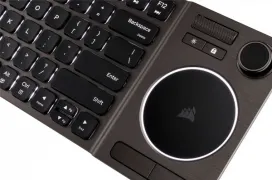 El teclado Corsair K83 incorpora touchpad y joystick para hacerlo más versátil