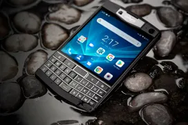 El Unihertz Titan es un smartphone con pantalla de 4.5", batería de 6000 mAh y teclado físico QWERTY