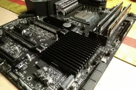 Un modder llamado DerRuehrer ha mejorado las temperaturas de su chipset X570 con un pequeño disipador pasivo