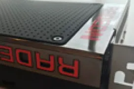 Un empleado de EA muestra una foto de la Radeon R9 390X