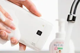El smartphone Kyocera Digno Rafre se puede lavar con jabón bajo el grifo